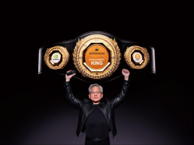 輝達黃仁勳高舉「王者金腰帶」！AI代工「2小時標準化組裝」時代，鴻海、緯創...台廠如何搶食1兆美元商機？